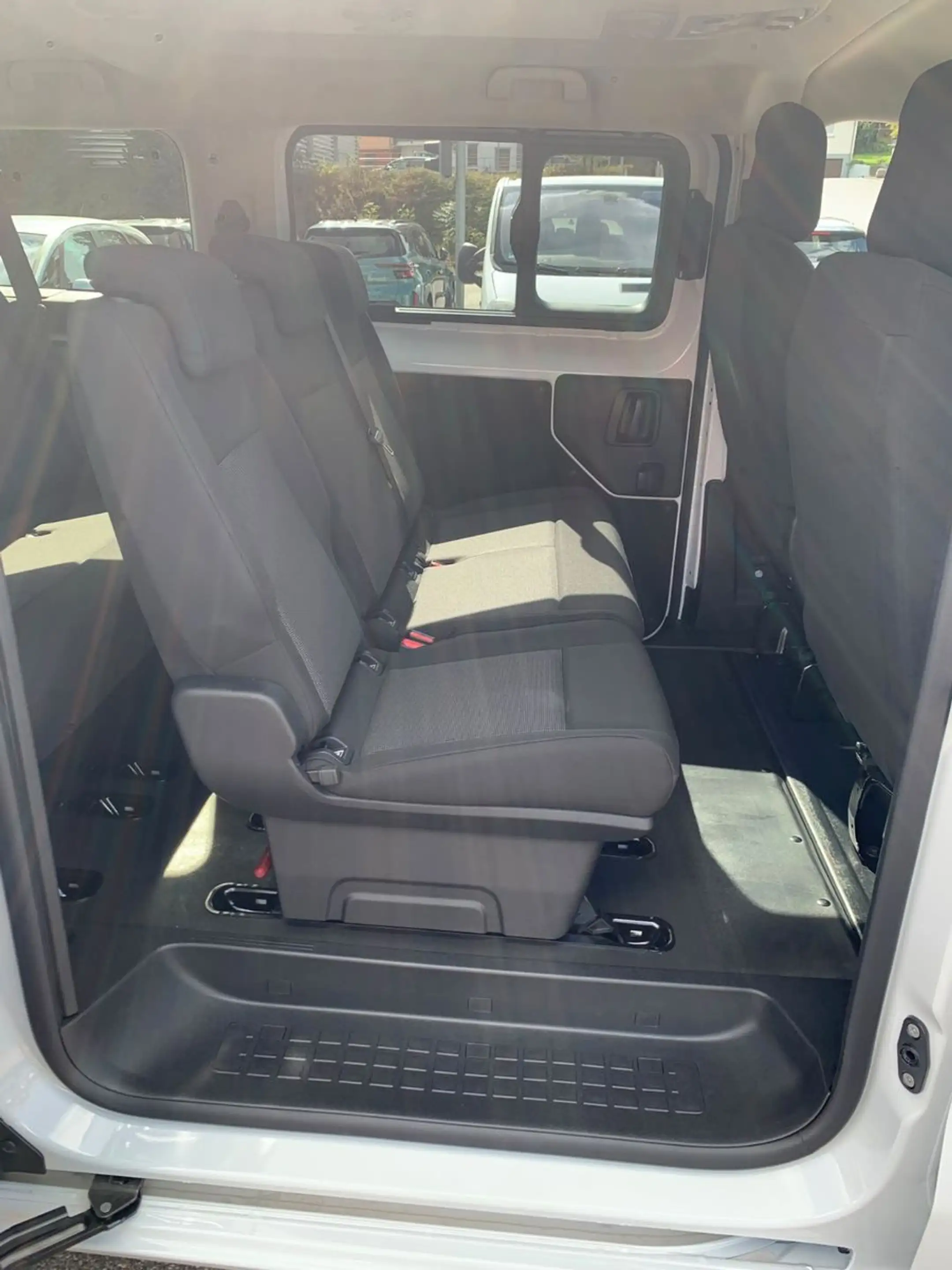 Opel Vivaro Kombi XL 8 Sitze Vollausstattung — photo 21