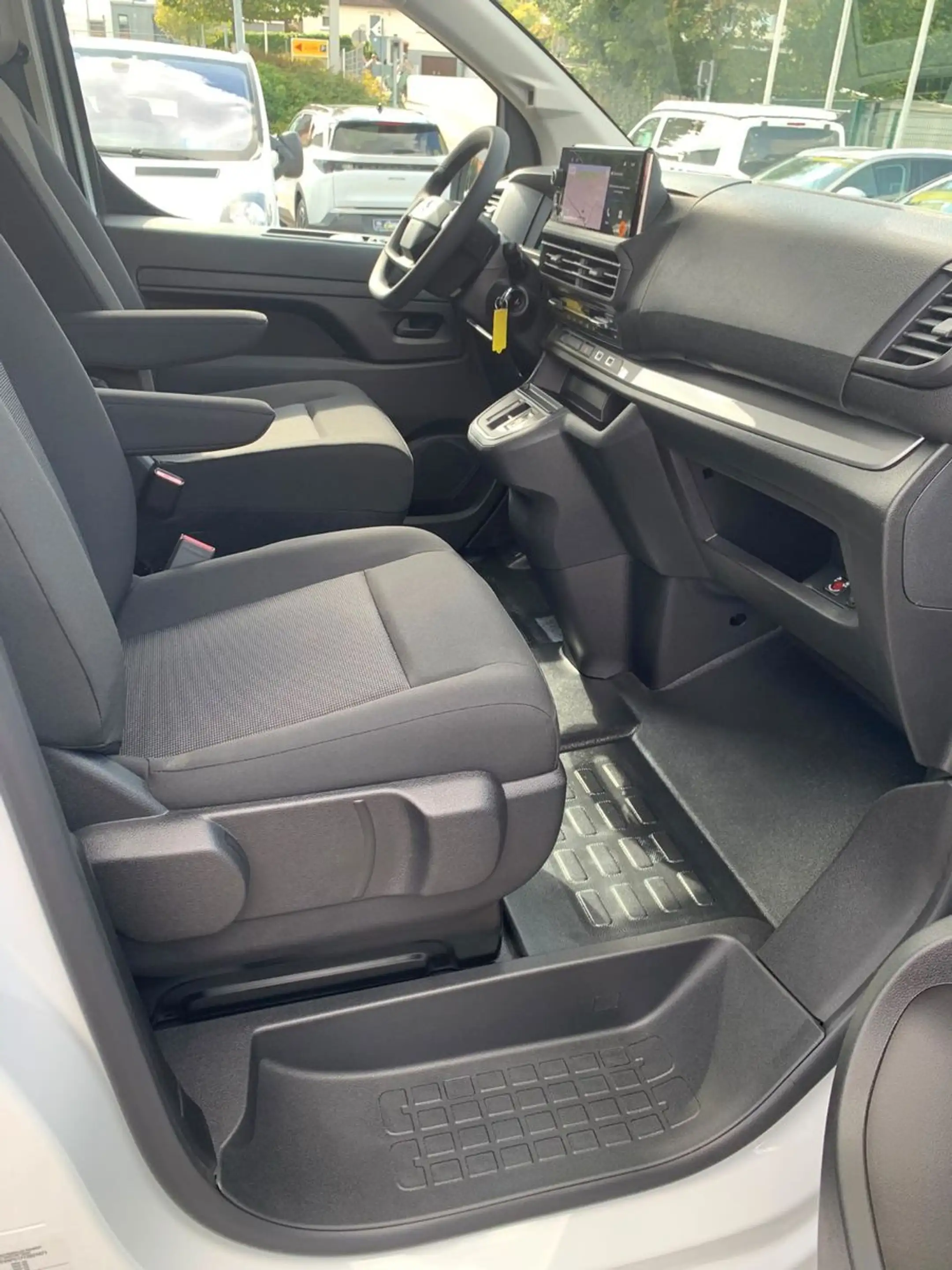 Opel Vivaro Kombi XL 8 Sitze Vollausstattung — photo 24