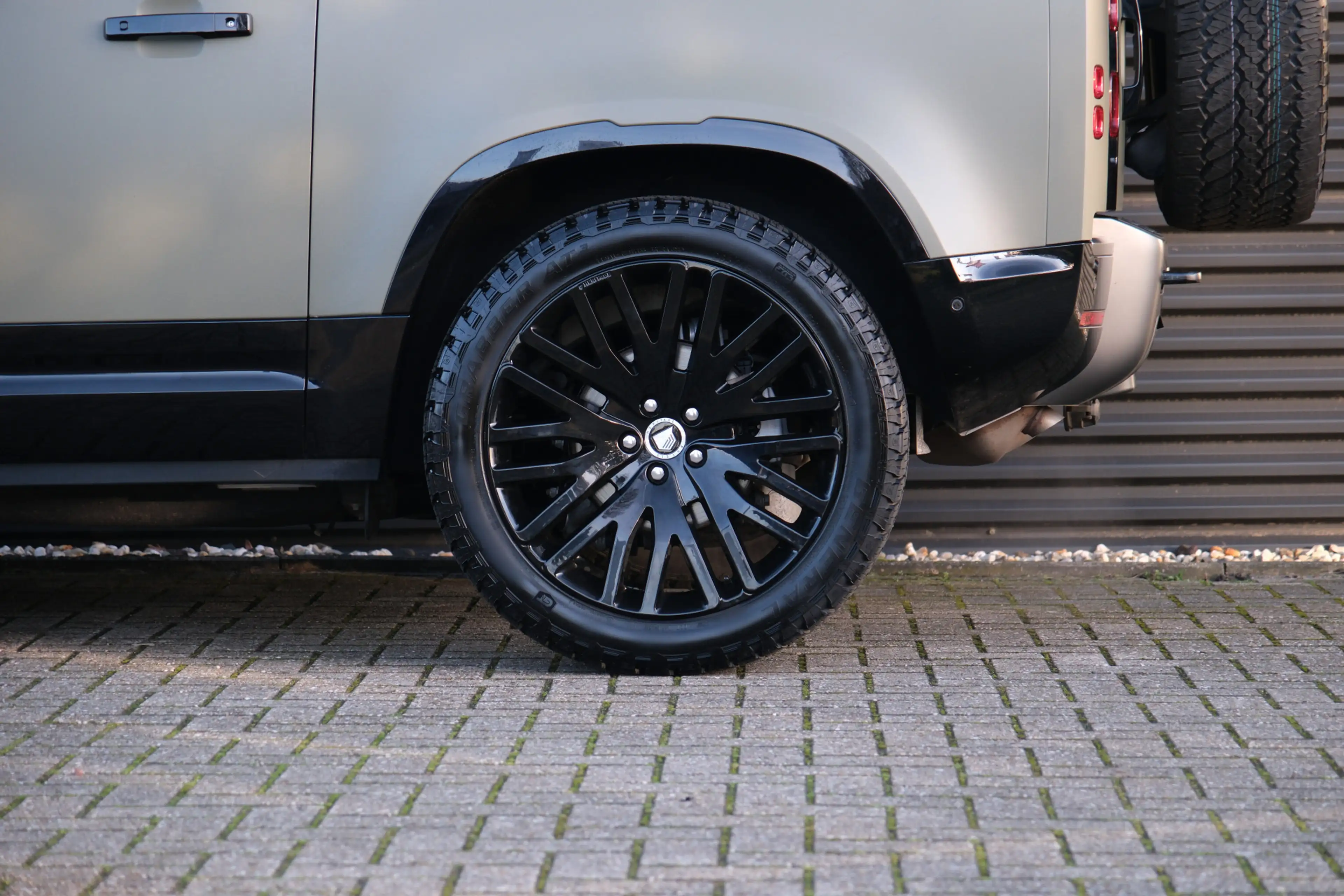 Land Rover Defender 3.0 D200 90 MHEV X-Dynamic SE | Grijs kenteken | V — photo 16