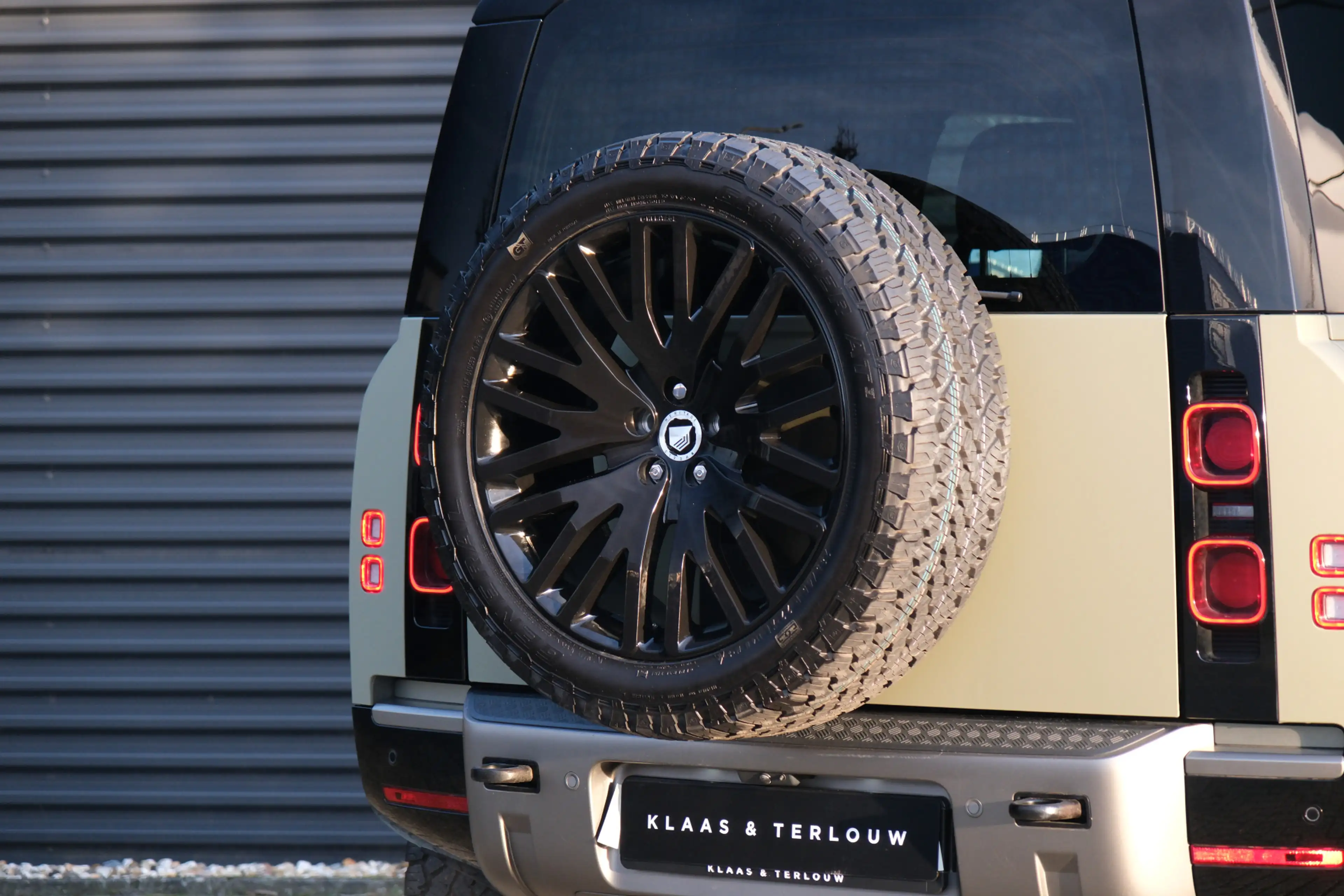 Land Rover Defender 3.0 D200 90 MHEV X-Dynamic SE | Grijs kenteken | V — photo 17