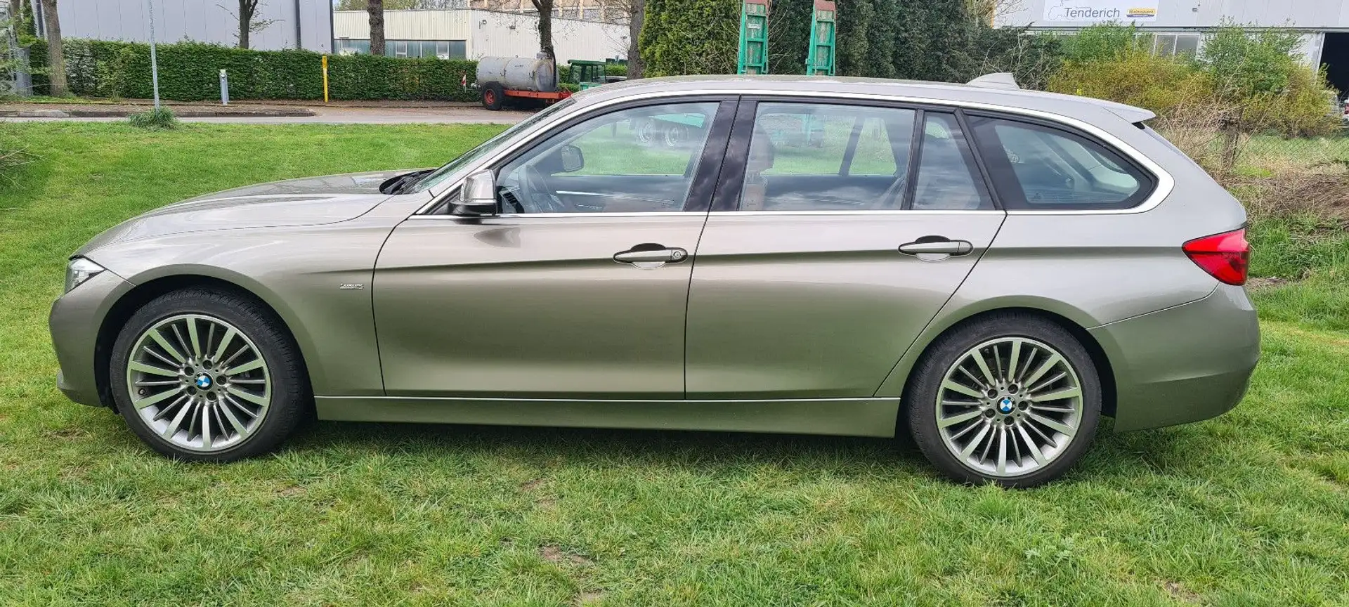 BMW 318 i Luxury Line*Navi*Leder*Klimaaut.*R&L Sensor Grijs - 1
