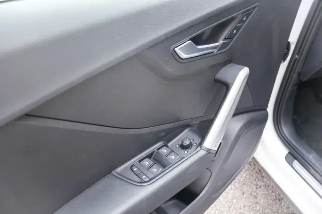 Audi Q2 view 10