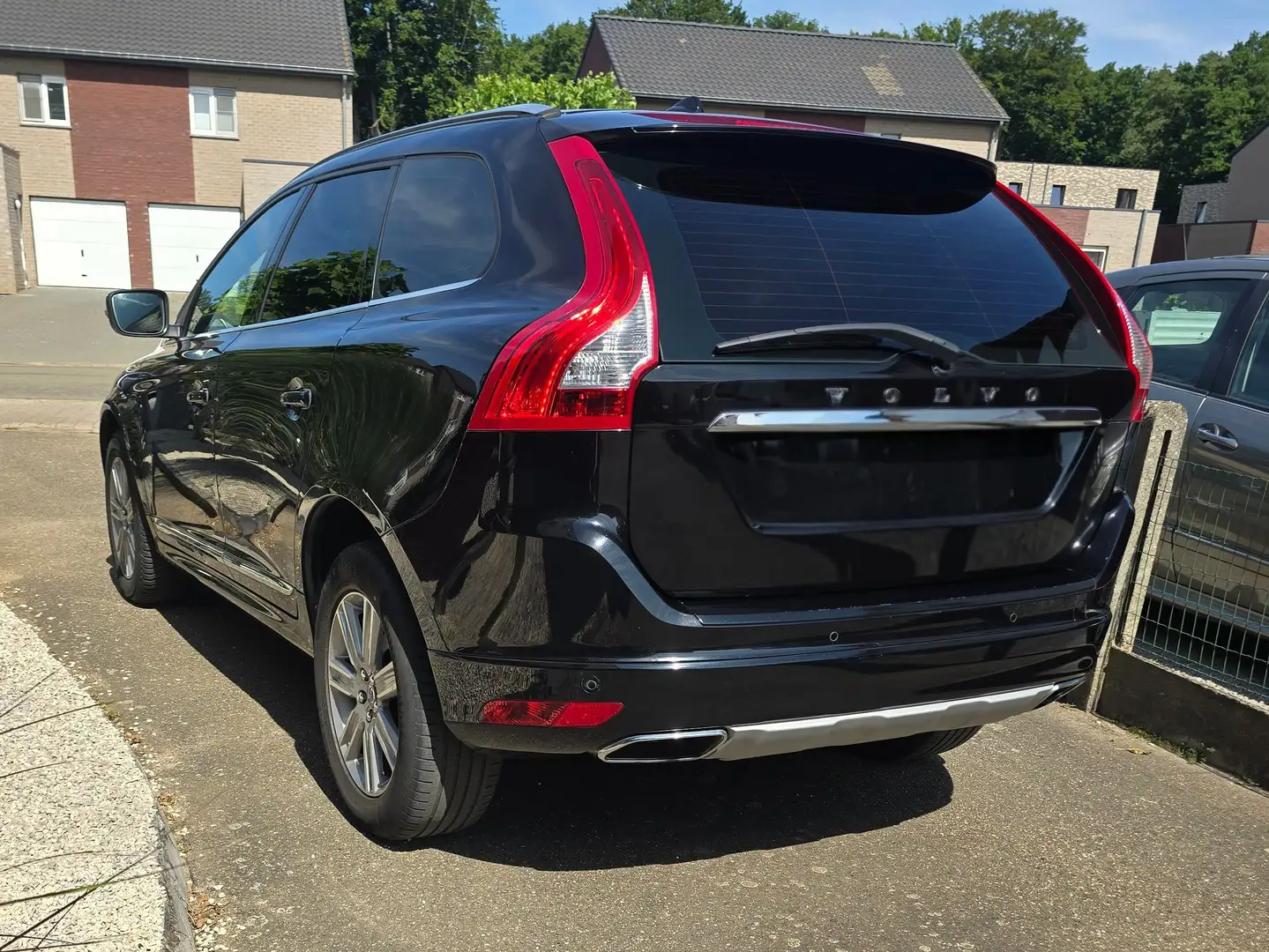Volvo XC60 XC60 D4 Geartronic Momentum Zwart - 2