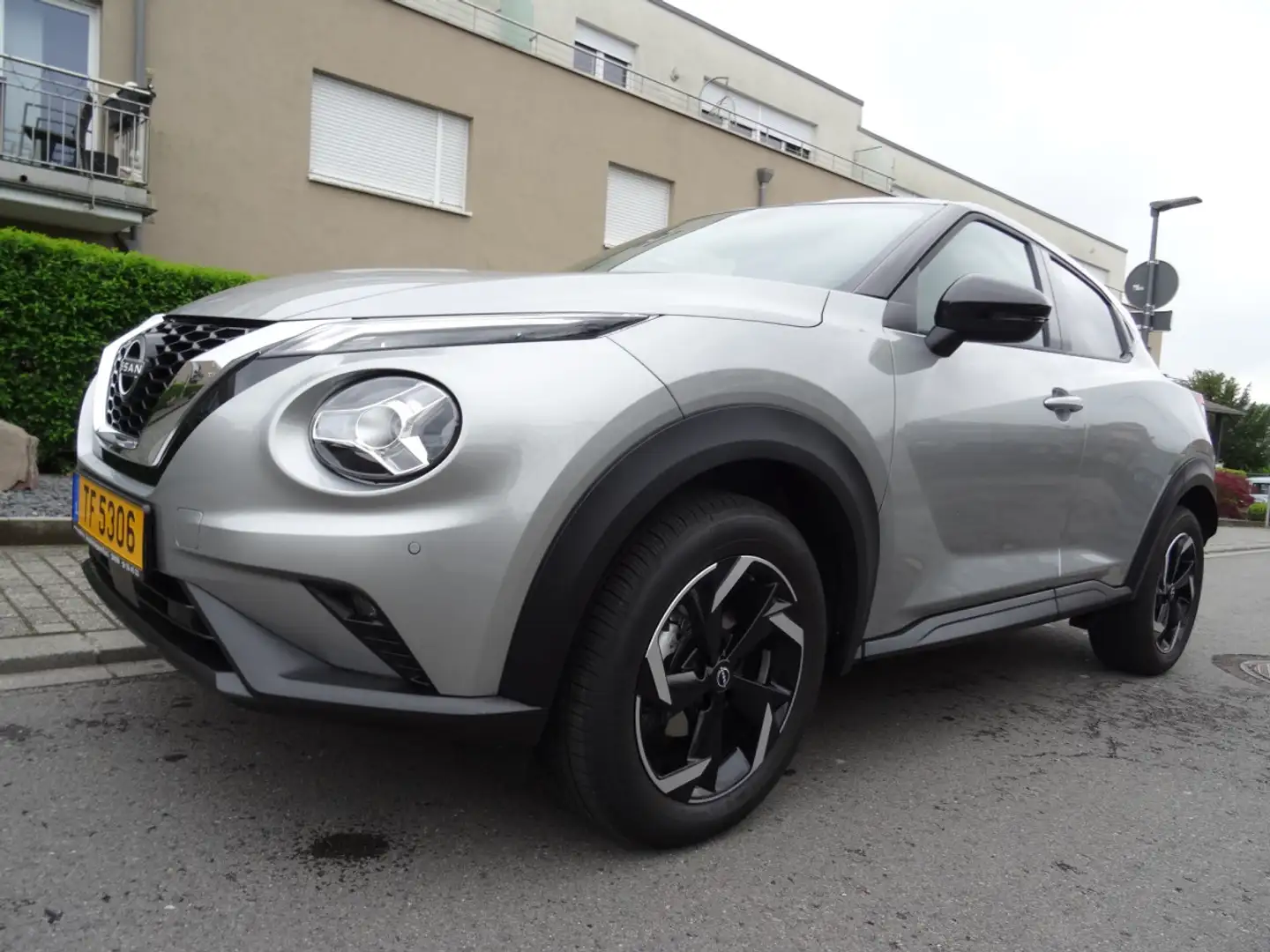 Nissan Juke 1.0 N- CONNECTA + Park & Ride Pack Grau - 1