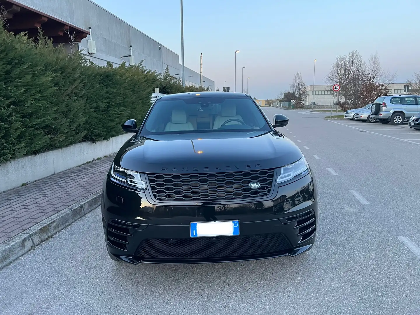Land Rover Range Rover Velar 2.0 Si4 250 CV R-Dynam Nero - 2