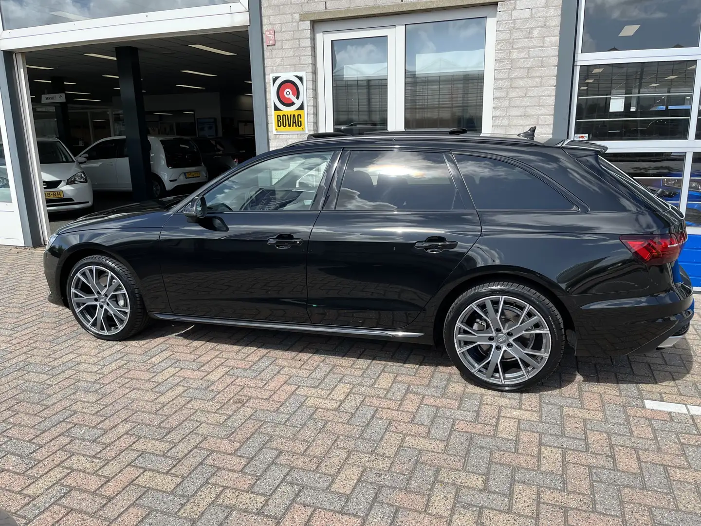 Audi A4 Avant 40 TFSI S edition / AUTOMAAT/ PANO/ LEER/ PA Noir - 2