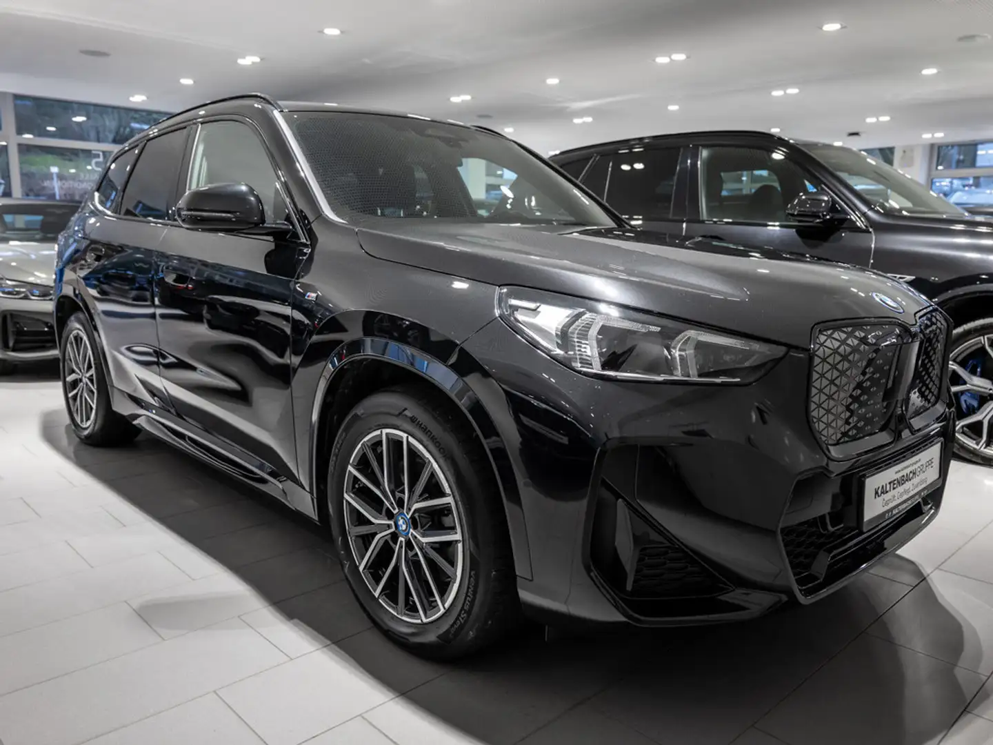 BMW iX1 xDrive 30 M-Sport AHK LED NAVI KAMERA SHZ Schwarz - 2