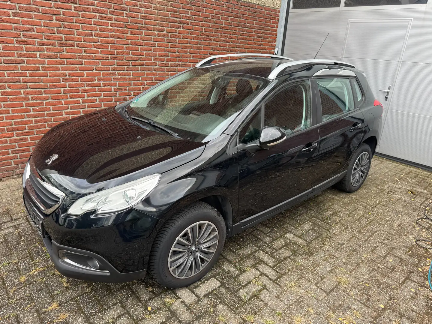 Peugeot 2008 Active VTi Schwarz - 1