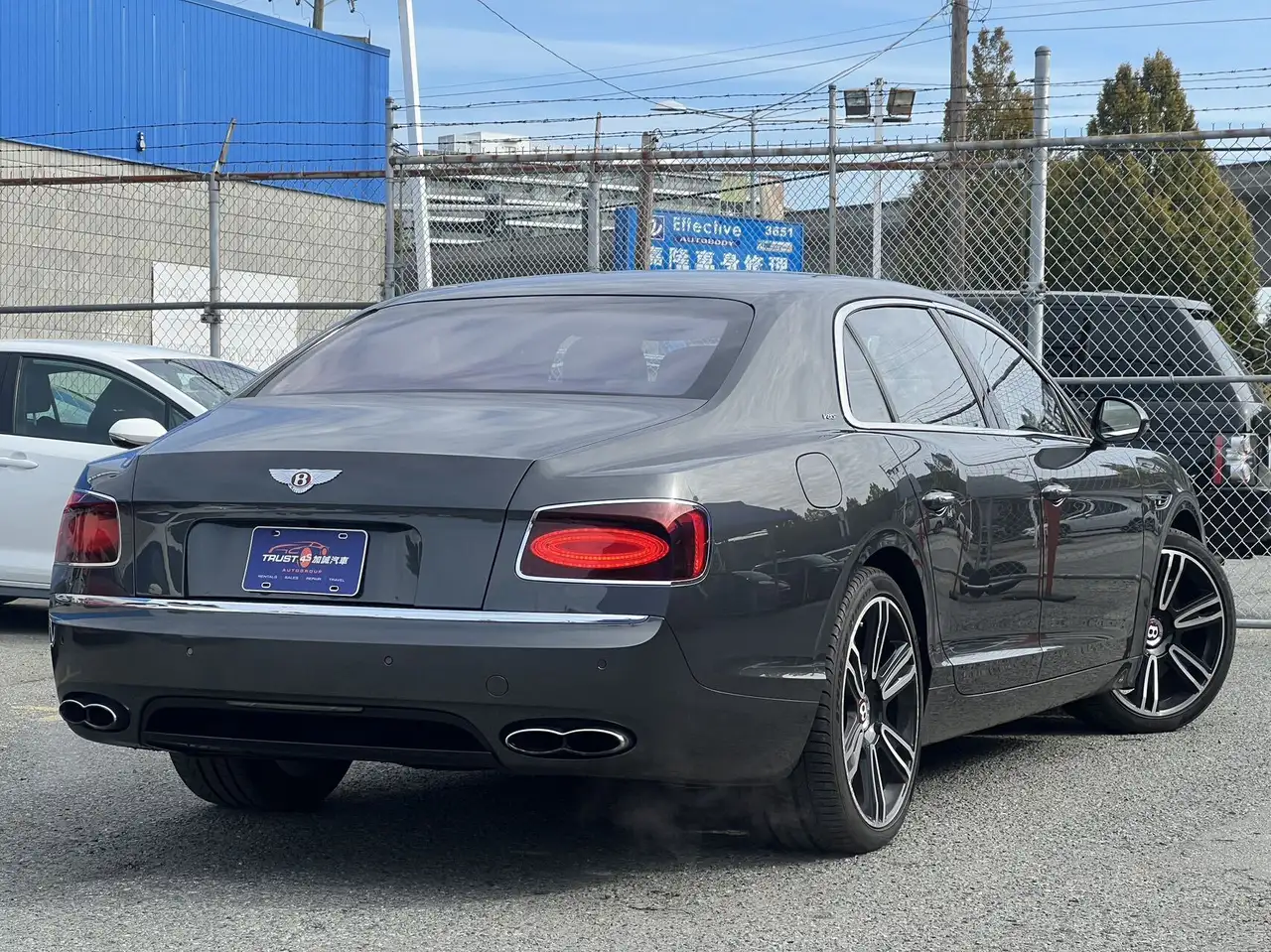 Bentley Flying Spur снимка Bentley Flying Spur