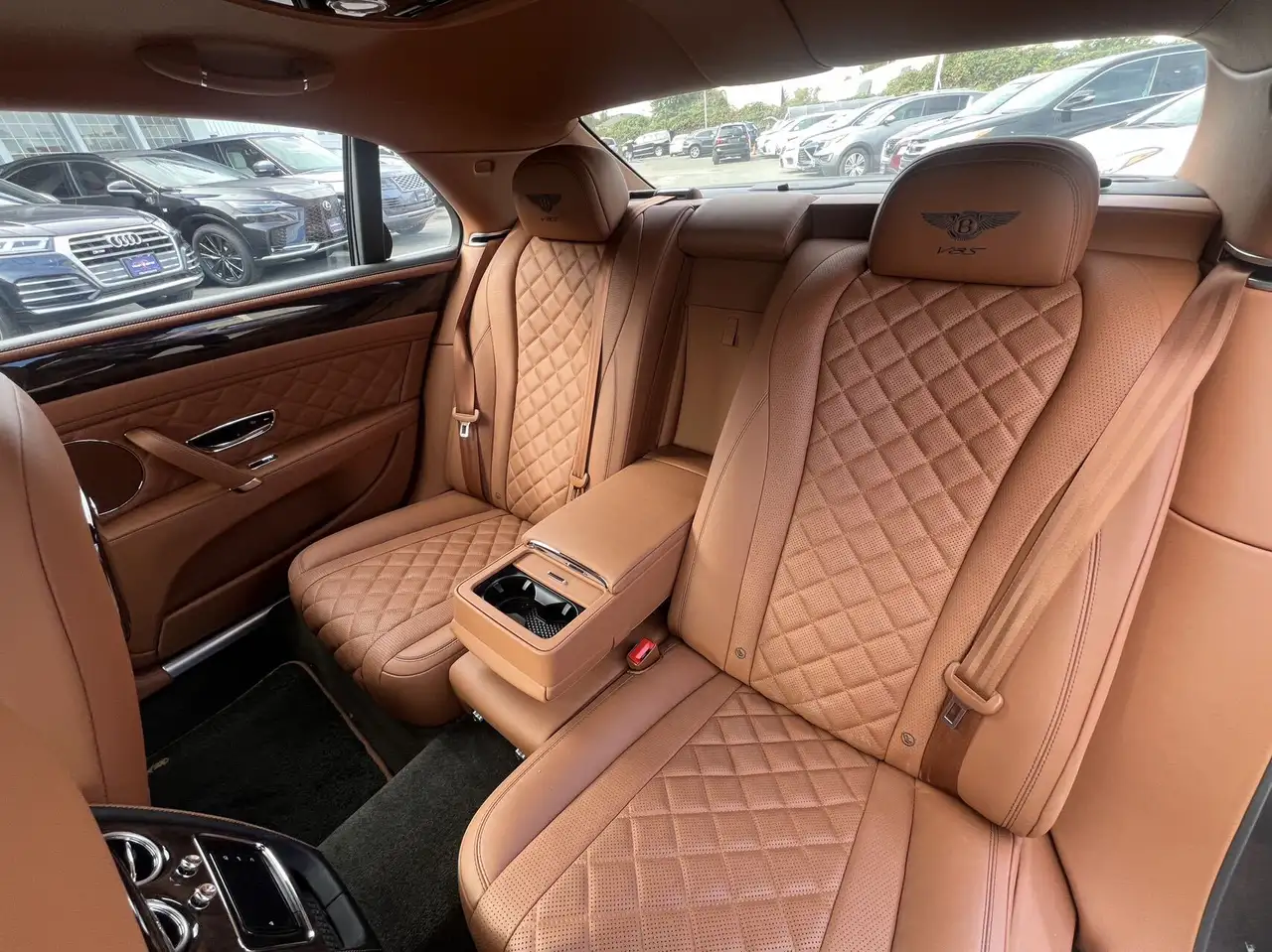 Bentley Flying Spur снимка Bentley Flying Spur