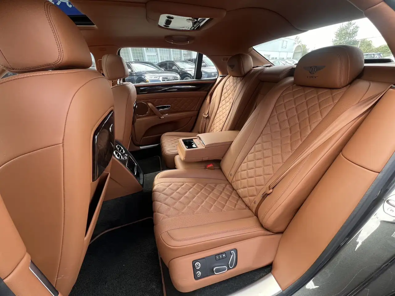 Bentley Flying Spur снимка Bentley Flying Spur