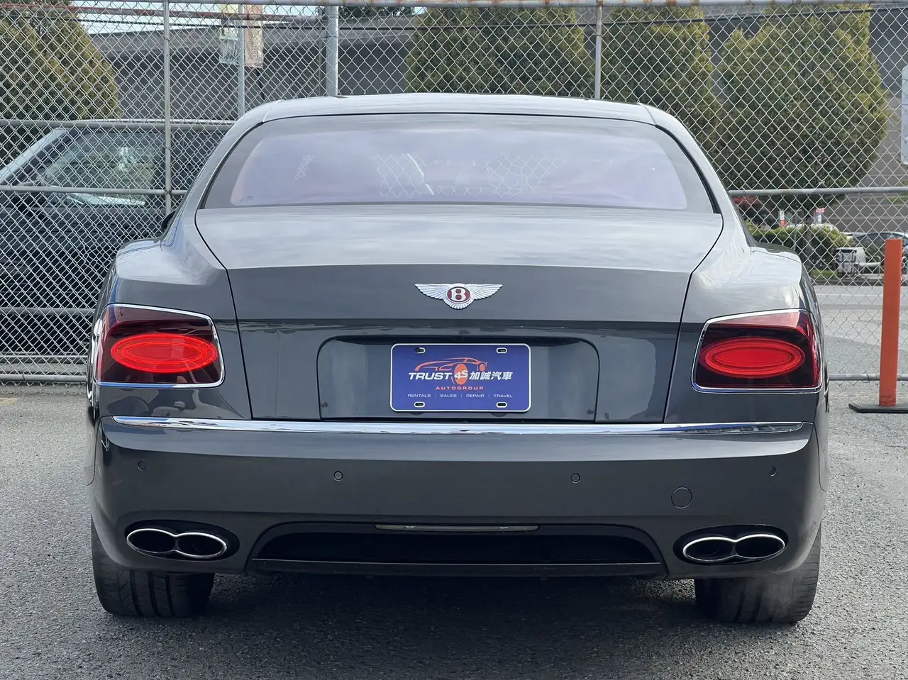 Bentley Flying Spur снимка Bentley Flying Spur