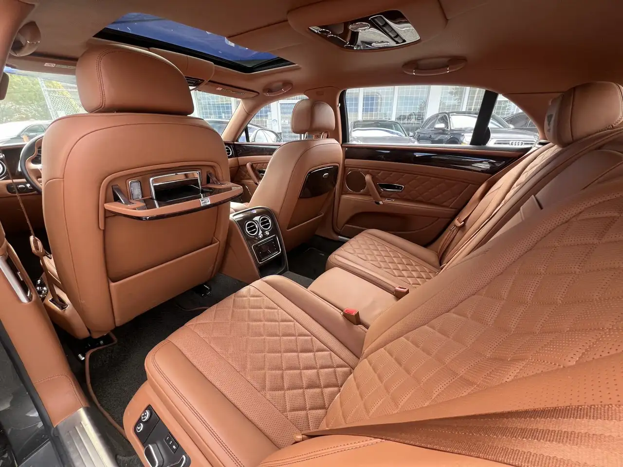 Bentley Flying Spur снимка Bentley Flying Spur