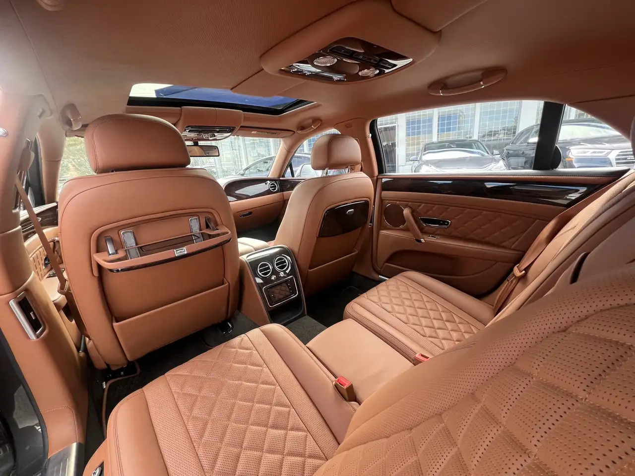 Bentley Flying Spur снимка Bentley Flying Spur