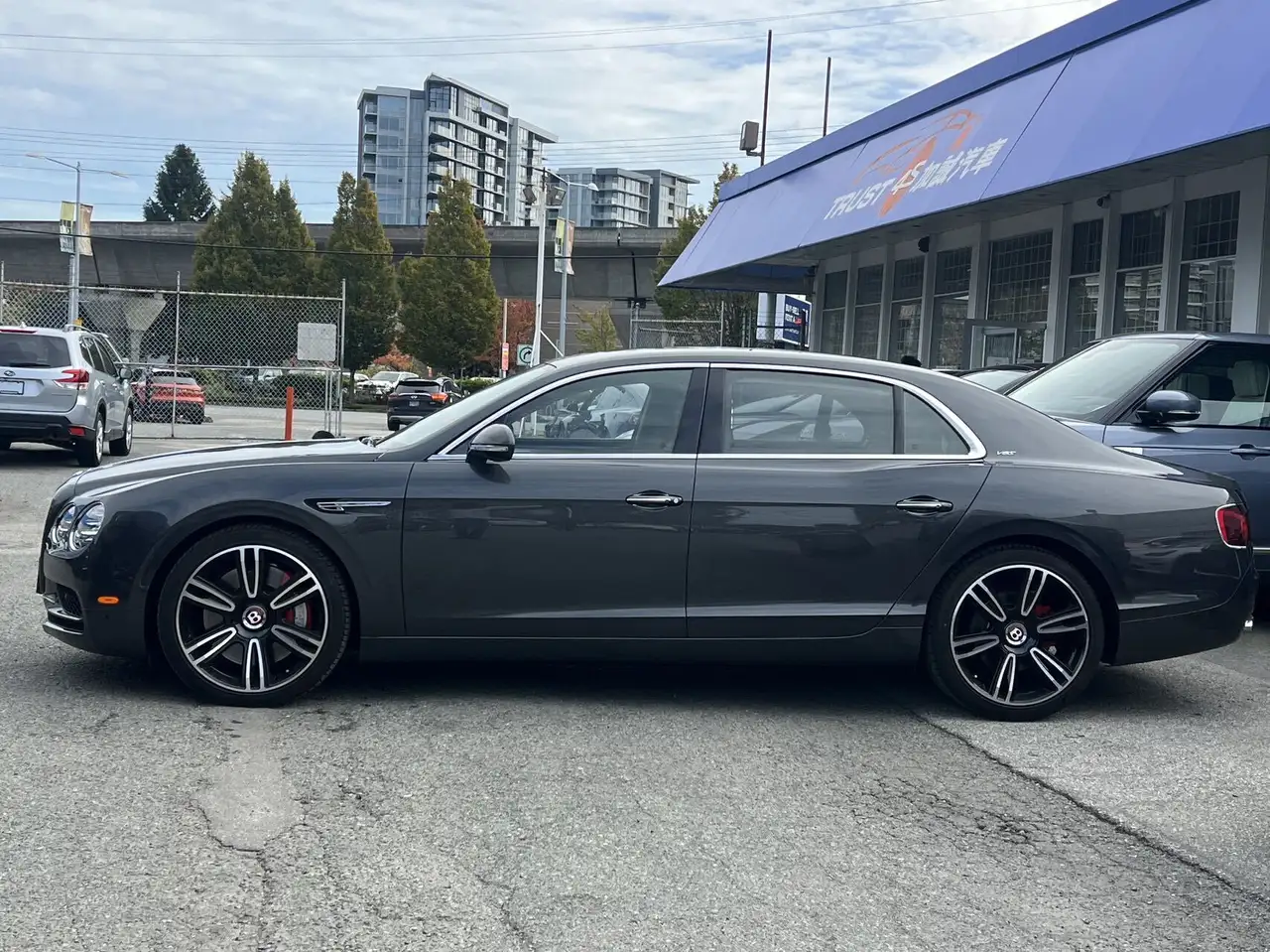 Bentley Flying Spur снимка Bentley Flying Spur