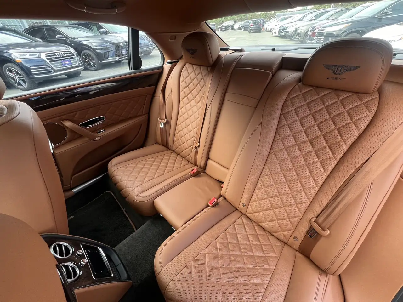 Bentley Flying Spur снимка Bentley Flying Spur