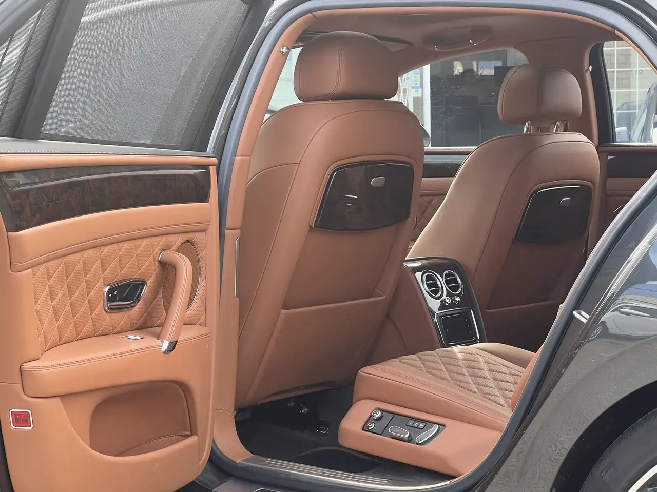 Bentley Flying Spur снимка Bentley Flying Spur