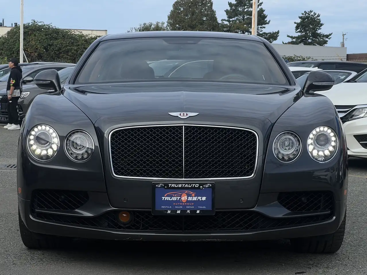 Bentley Flying Spur снимка Bentley Flying Spur