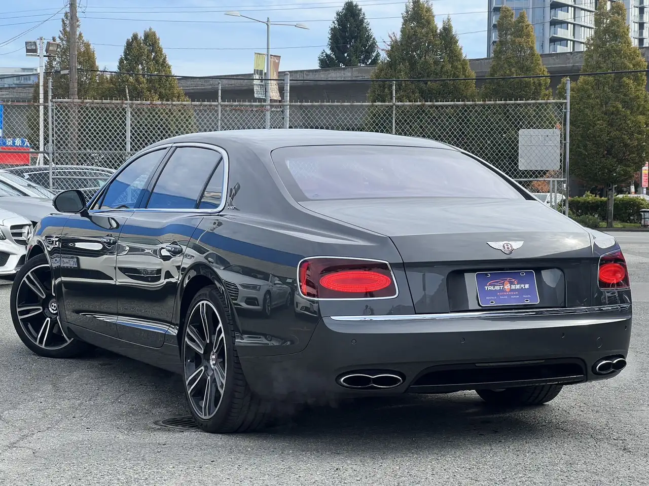 Bentley Flying Spur снимка Bentley Flying Spur