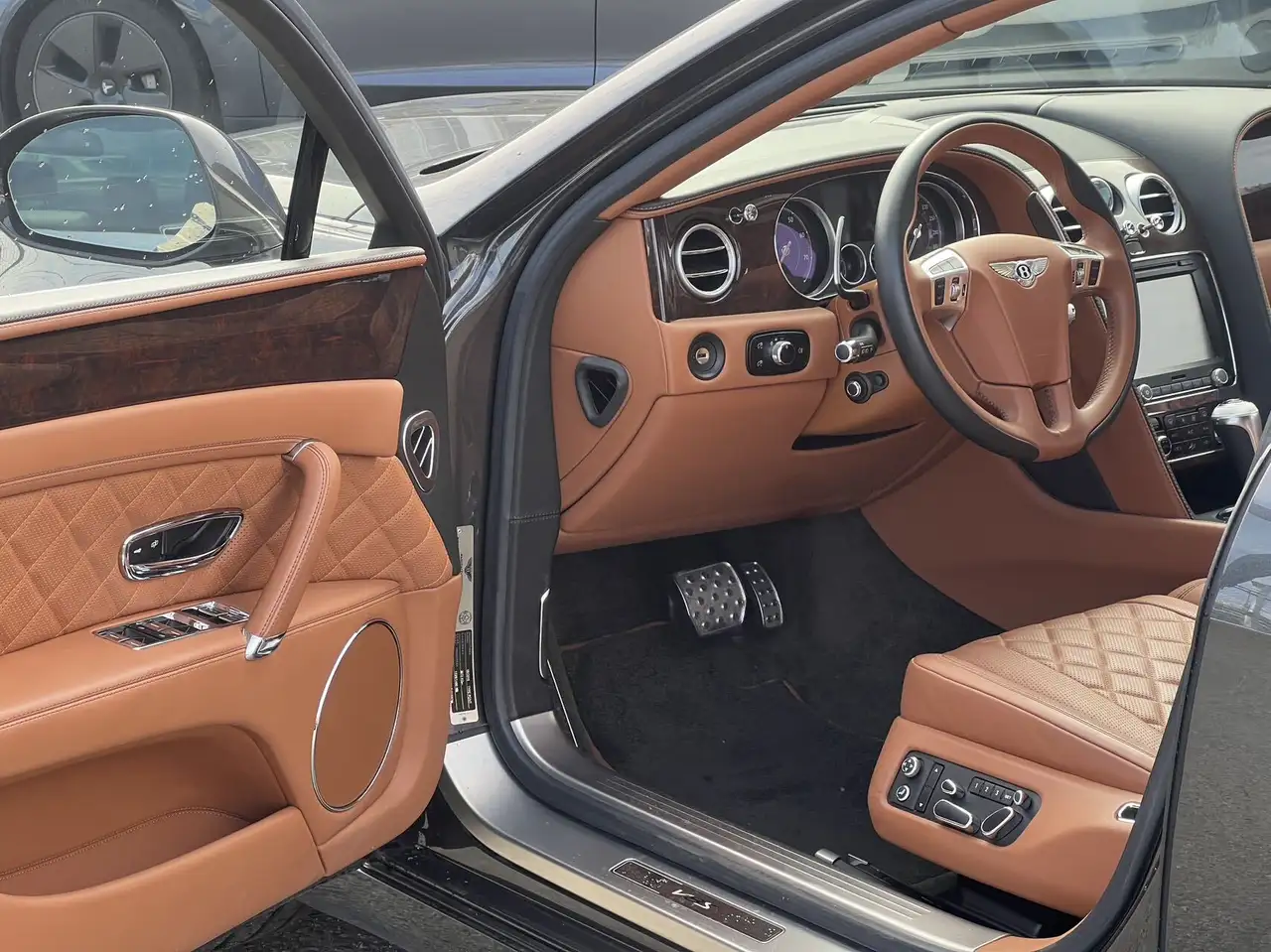 Bentley Flying Spur снимка Bentley Flying Spur