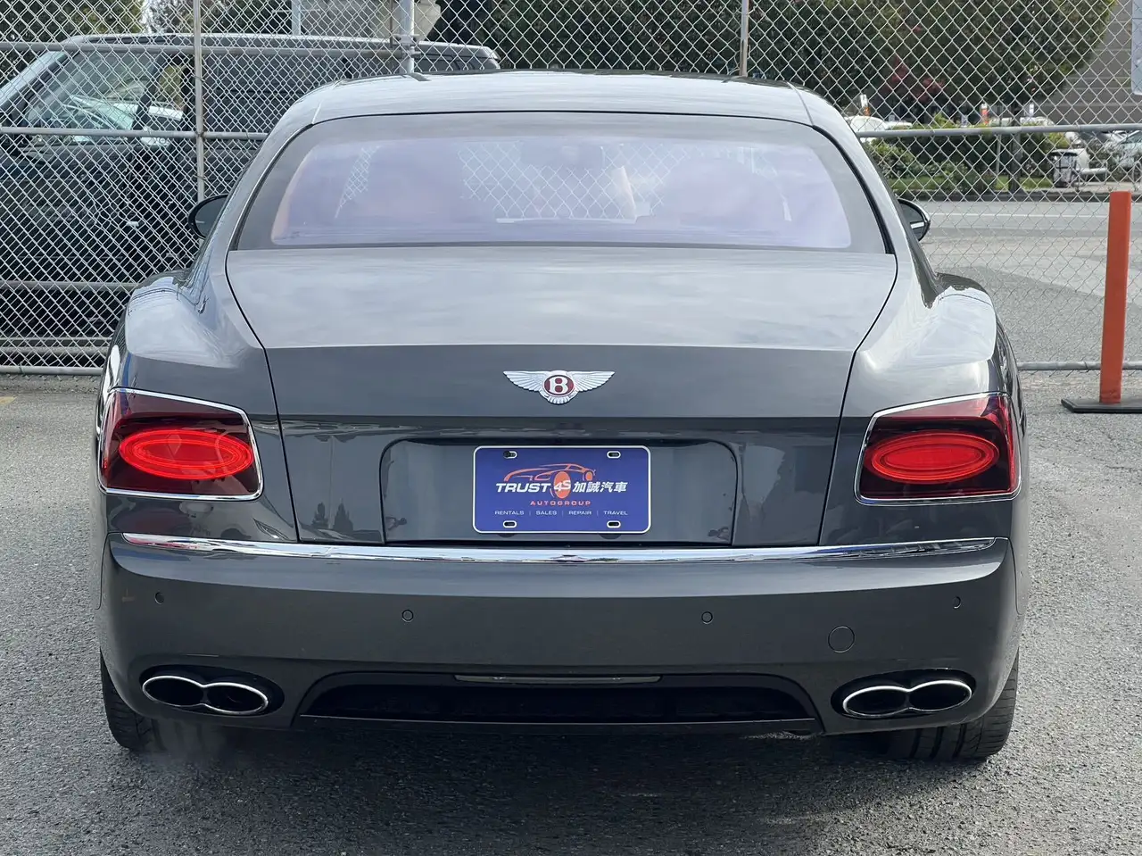Bentley Flying Spur снимка Bentley Flying Spur