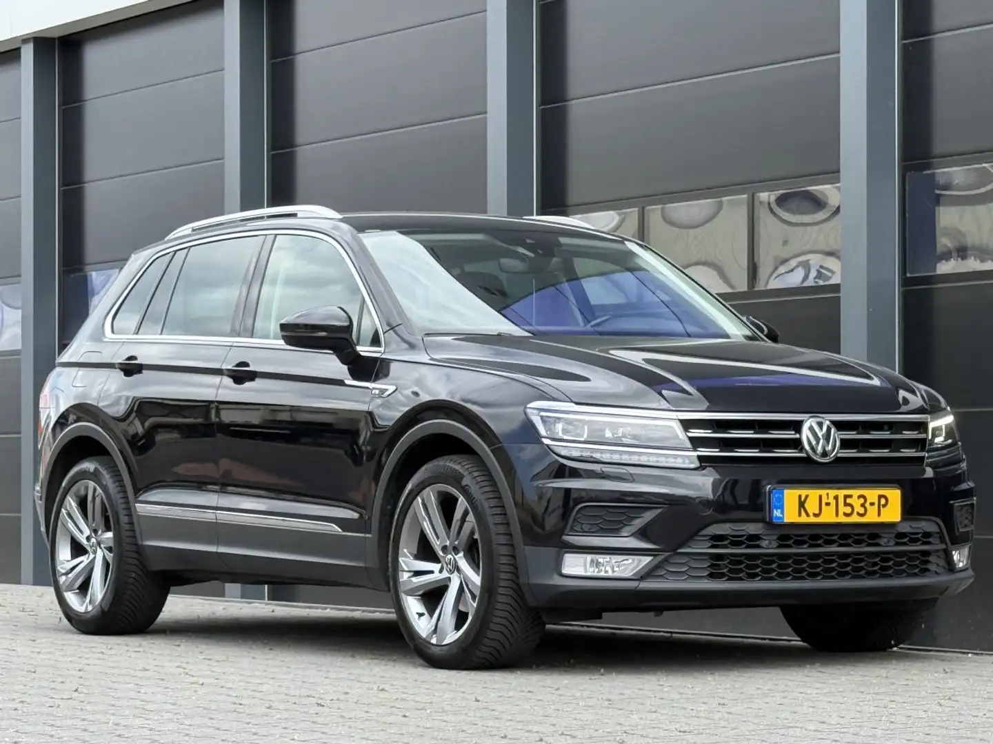 Volkswagen Tiguan 2.0 TDI Navi Xenon 150PK EURO-6 Zwart - 2