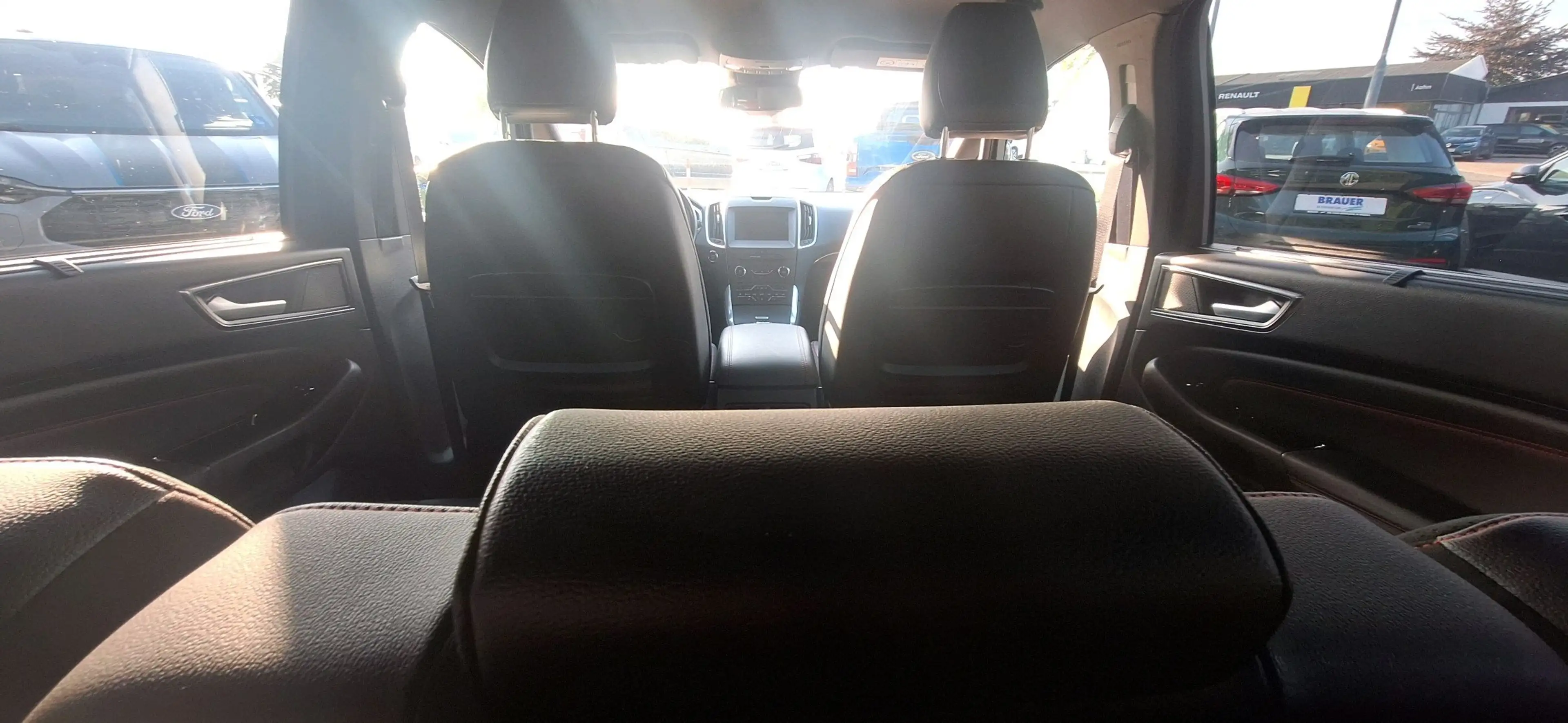 Ford S-Max ST-Line — photo 12