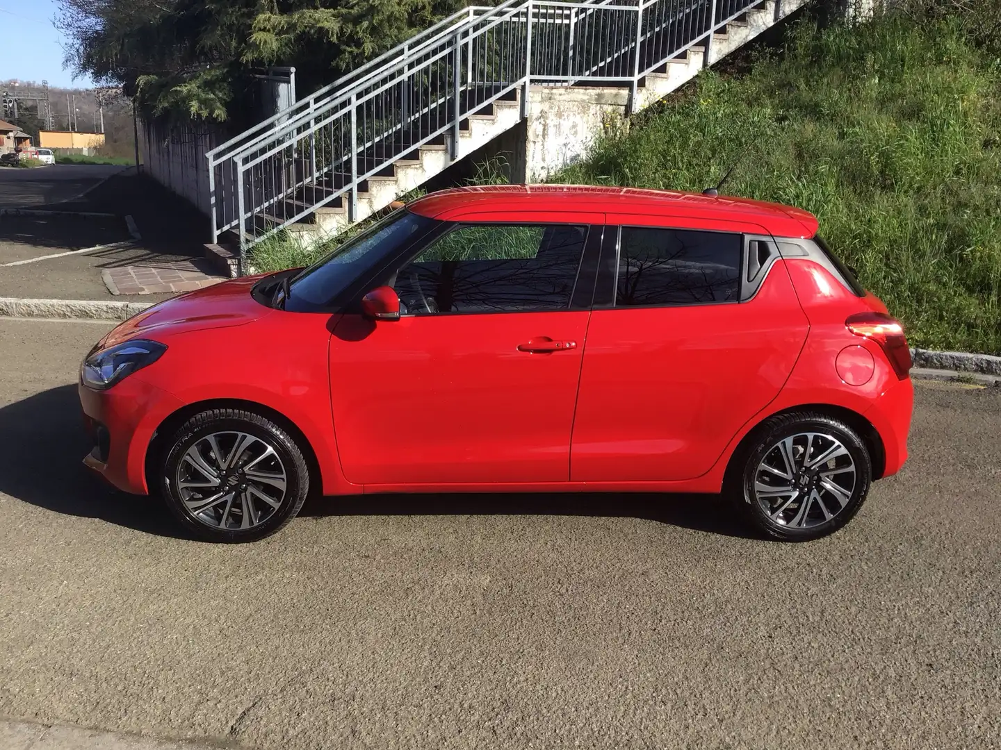 Suzuki Swift 1.2h Top 2wd Rood - 1