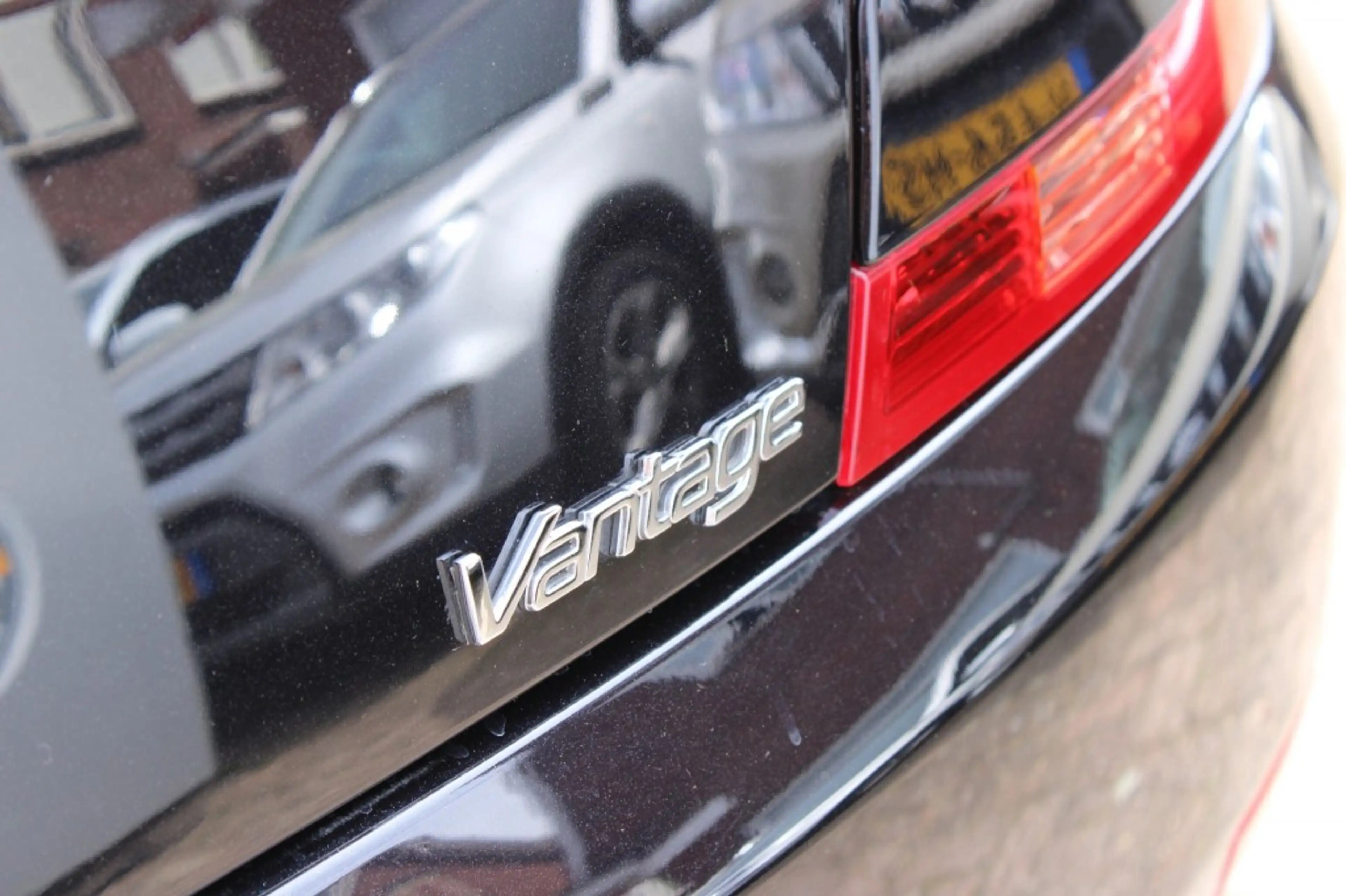 Aston Martin Vantage 4.3 V8 SPORTSHIFT — photo 9