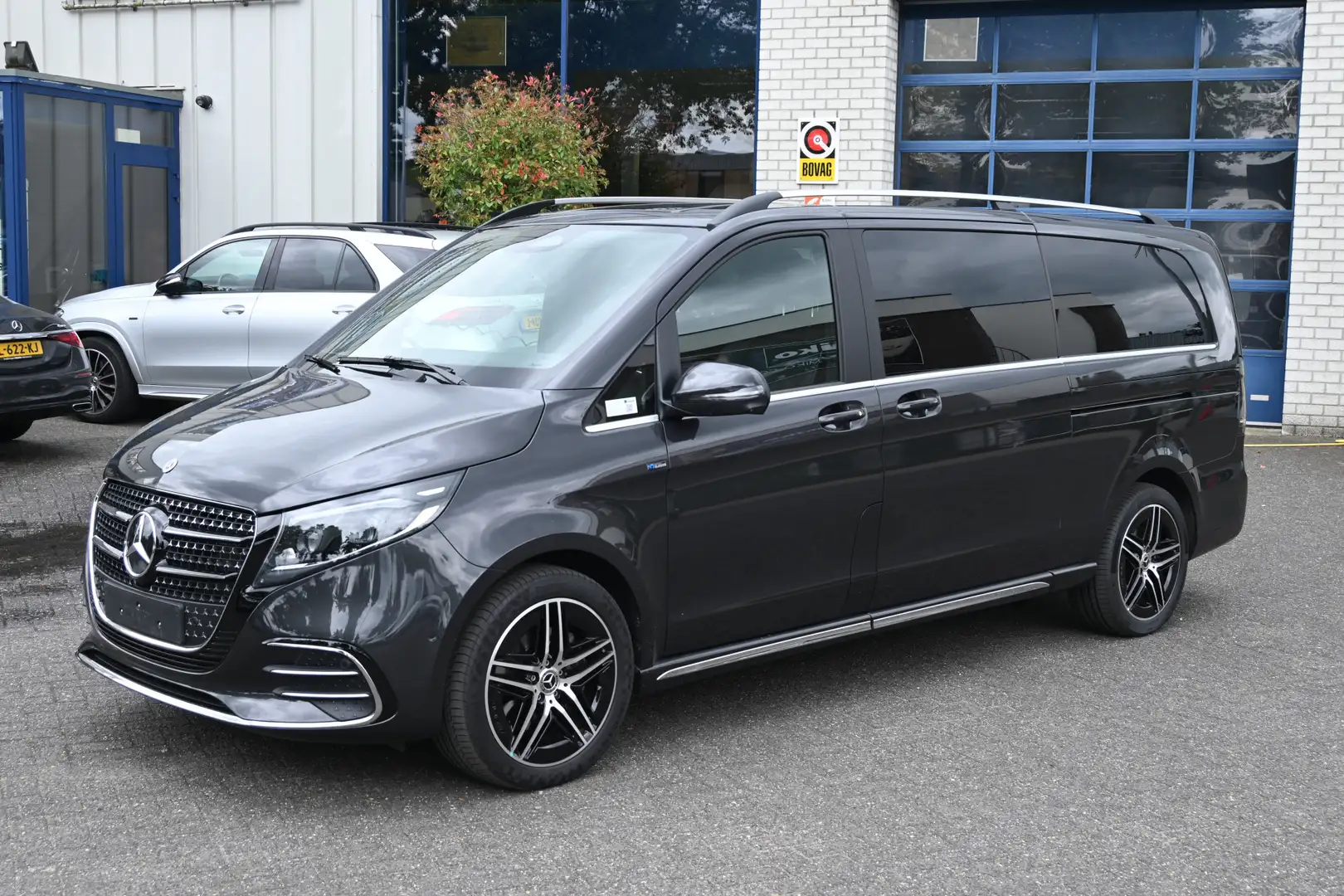 Mercedes-Benz V 300 300d 4-Matic AMG L3 Incl BPM en BTW 8 zitplaatsen Grigio - 1
