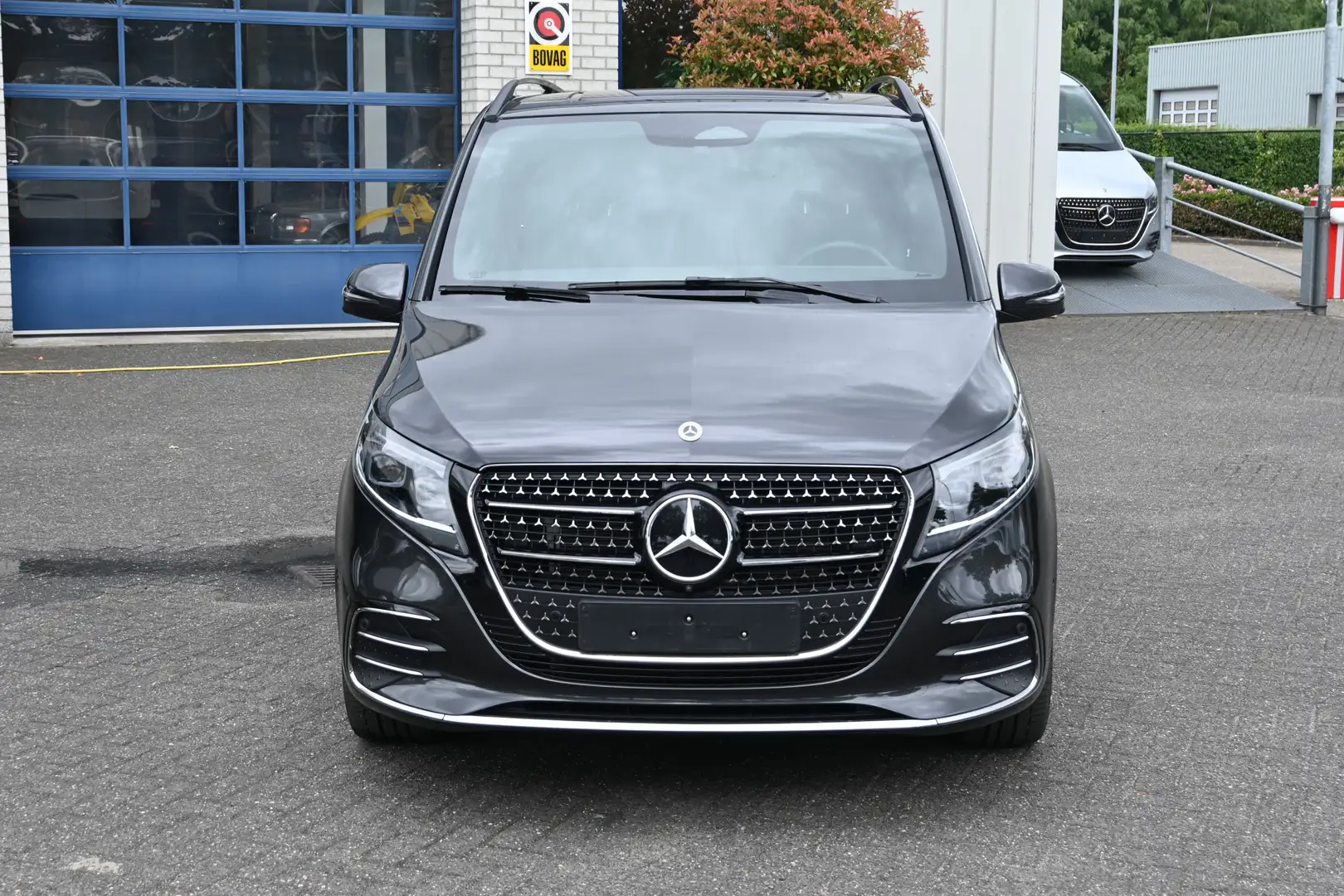 Mercedes-Benz V 300 300d 4-Matic AMG L3 Incl BPM en BTW 8 zitplaatsen Grigio - 2