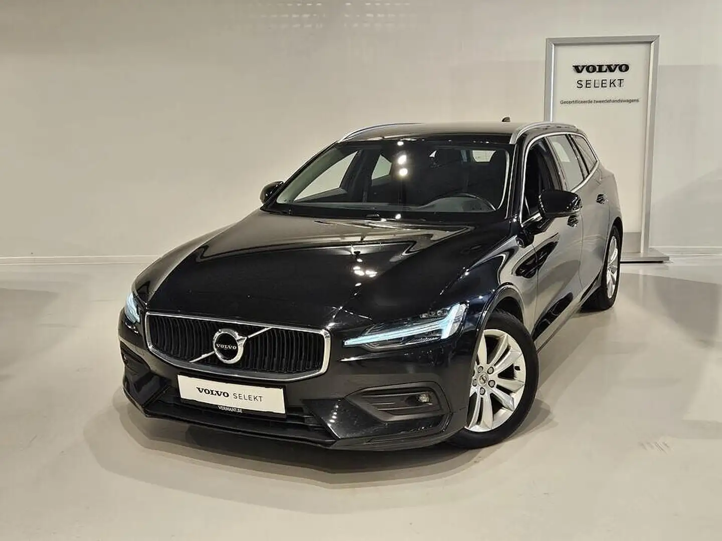Volvo V60 II Momentum Advanced, B4 mildhybrid Noir - 1