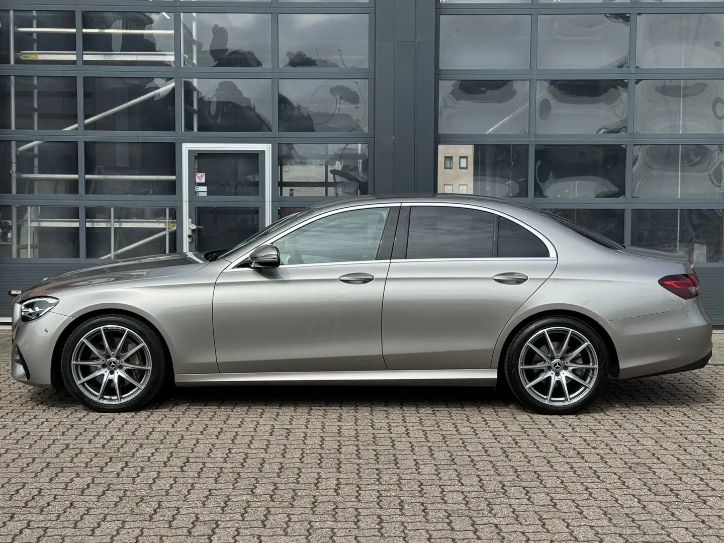 Mercedes-Benz E 200 E AMG Line | Dodehoek-assistent | Sfeerverlichting Zilver - 2