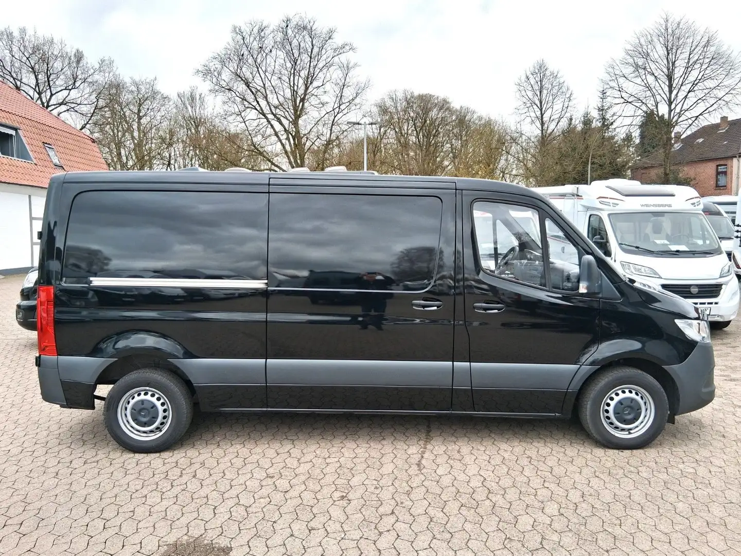 Mercedes-Benz Sprinter 211 CDI - QUQUQ Küchenbox + Klappbett Schwarz - 2