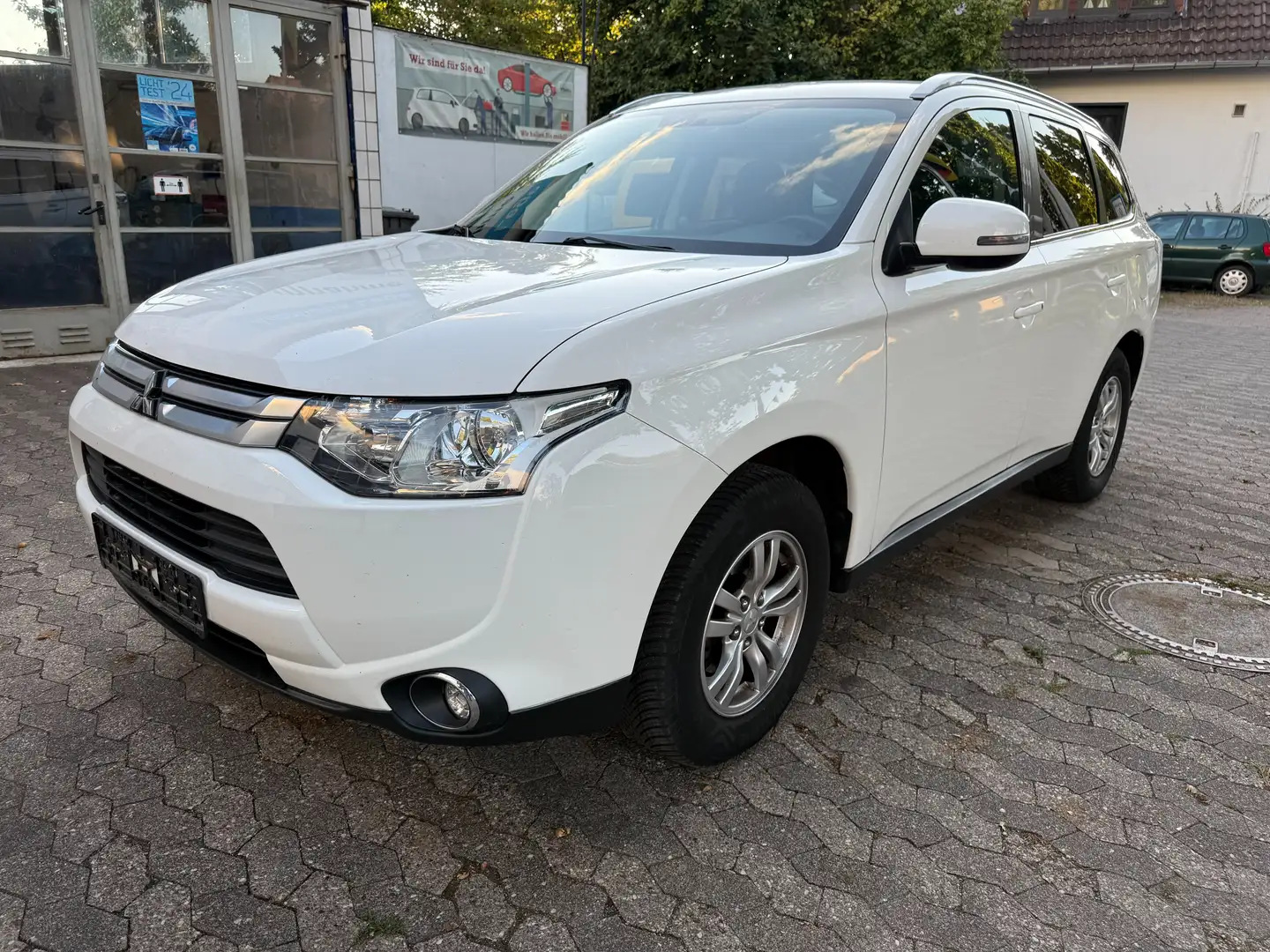 Mitsubishi Outlander Mitsubishi Outlander 2.0 MIVEC ClearTec 2WD Diaman Weiß - 2