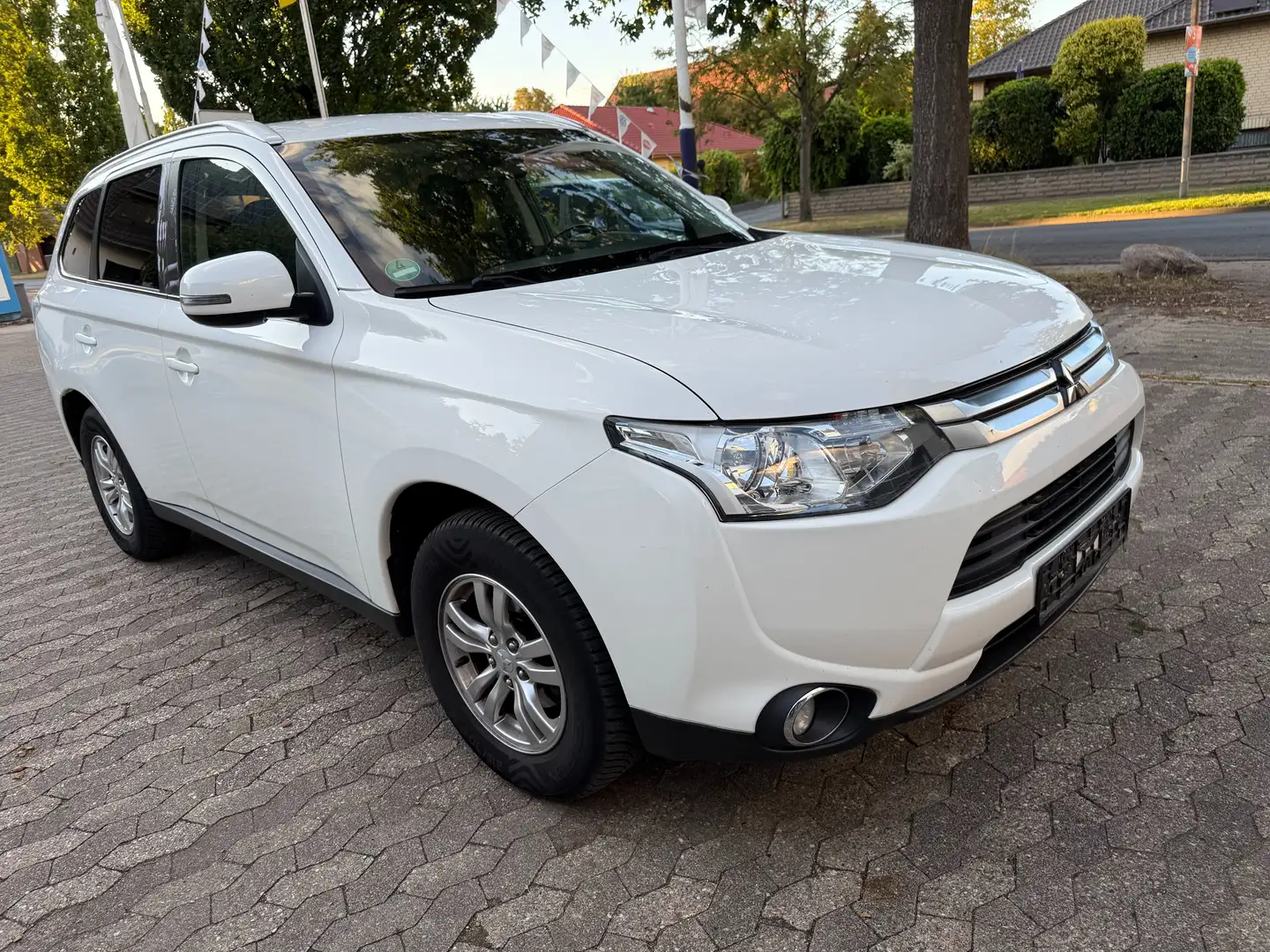 Mitsubishi Outlander Mitsubishi Outlander 2.0 MIVEC ClearTec 2WD Diaman Weiß - 1