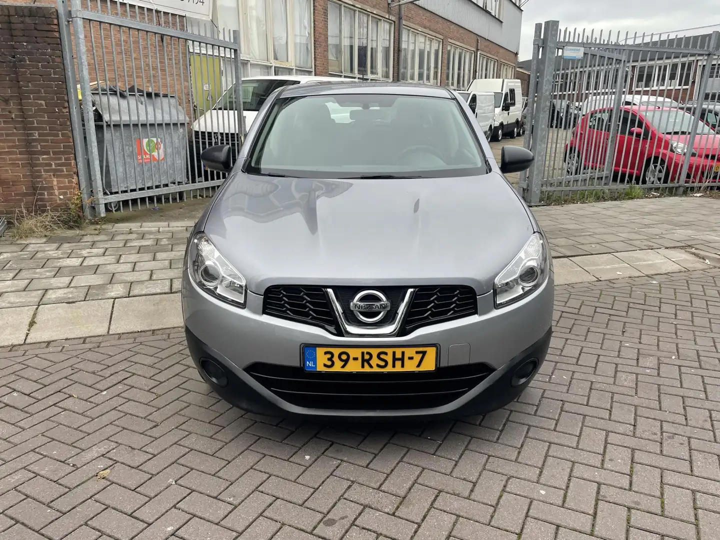 Nissan Qashqai 1.5 dCi Visia Grijs - 2