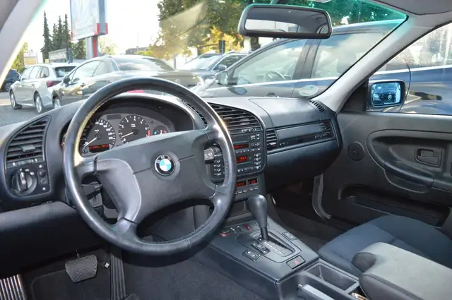 BMW 3 Series view 8
