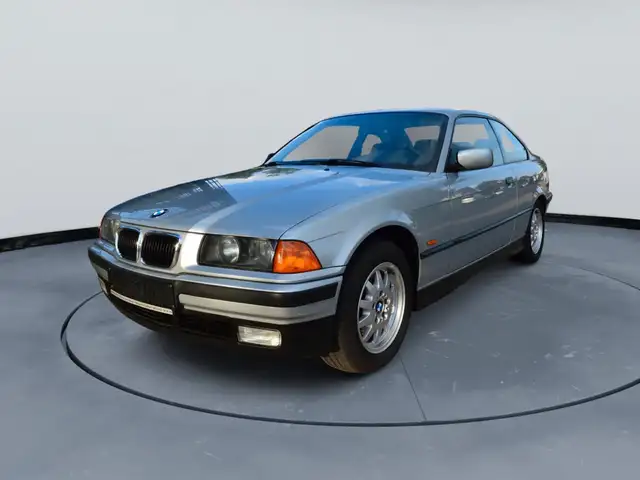 BMW 3 Series view 4
