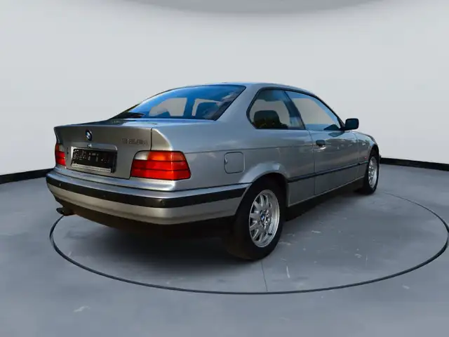 BMW 3 Series view 3