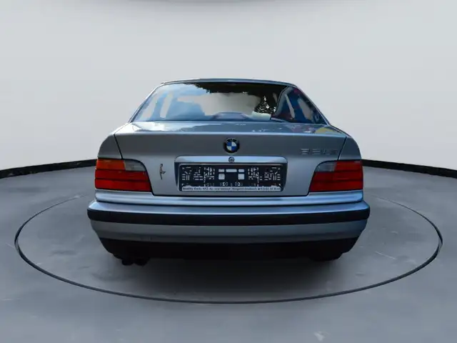 BMW 3 Series view 6