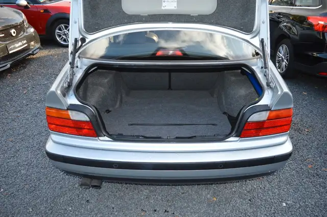 BMW 3 Series view 12
