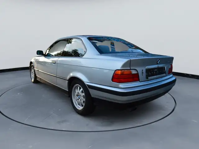 BMW 3 Series view 5