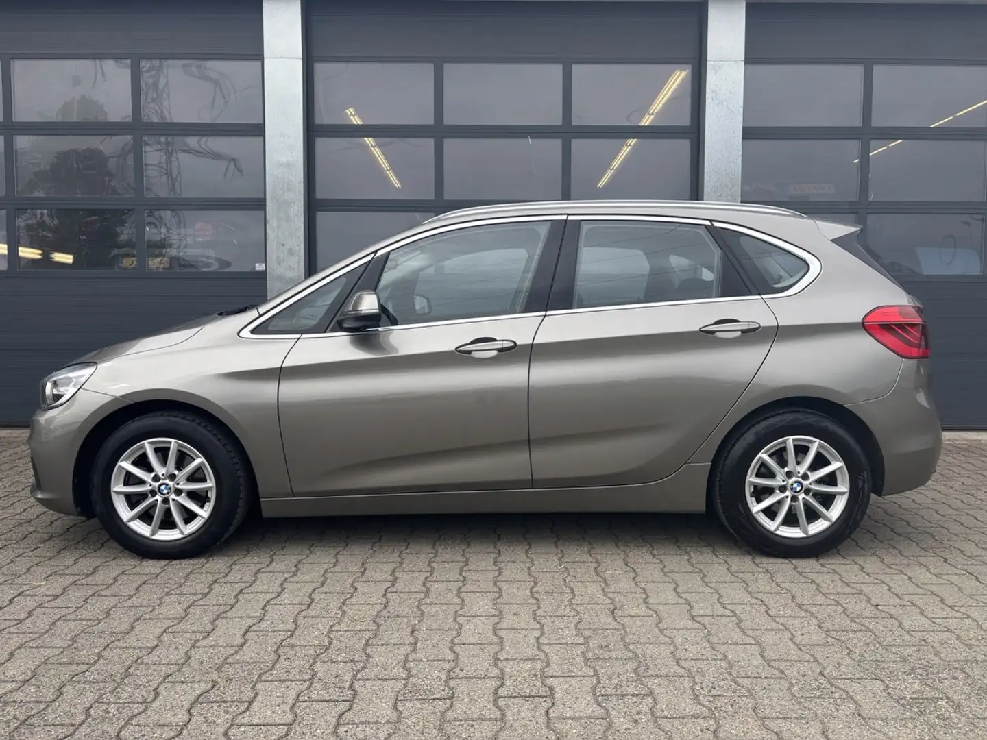 BMW 218 2-Serie Active Tour. 218i 136pk Executive Beige - 2
