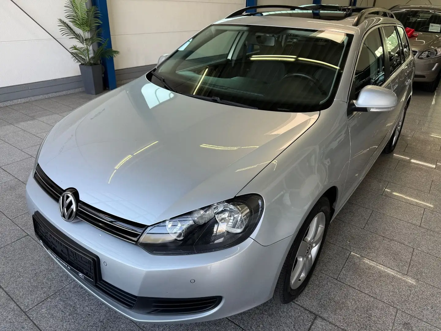 Volkswagen Golf VI 1.6 TDI*DSG*PANO*PDC*NAVI*MFL*NEUE TÜV Argent - 2