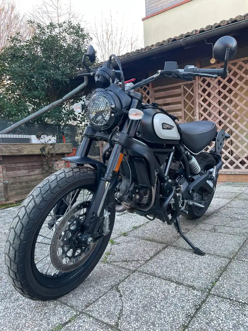 Ducati Scrambler ICON DARK 35KW MY22 Zwart - 1