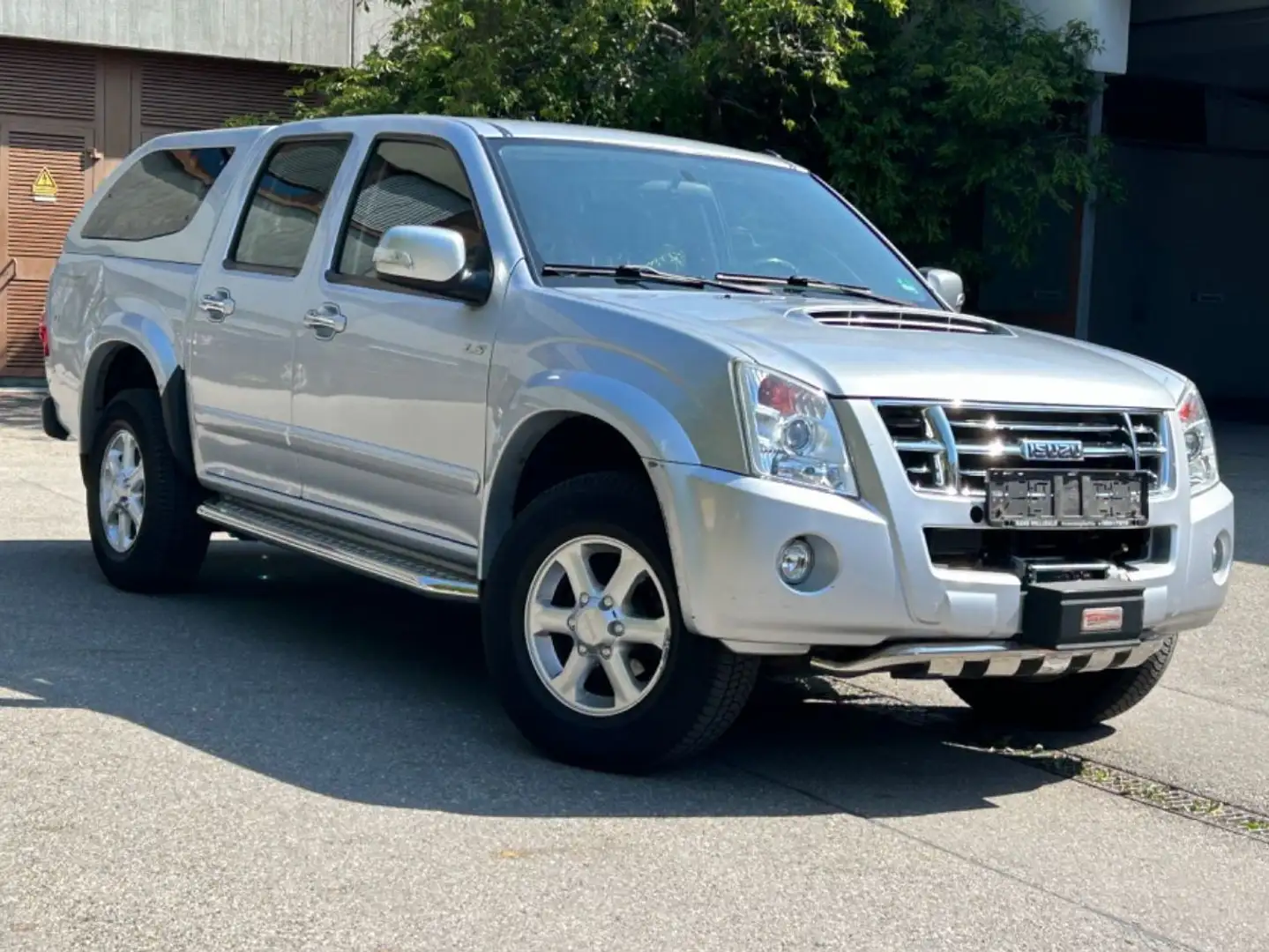 Isuzu D-Max Double Cab 4WD 3.0D AUTOMATIK Silber - 1