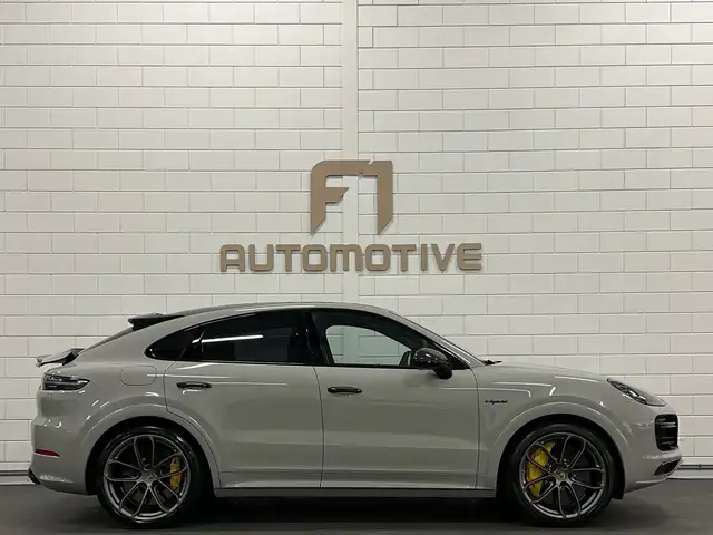 Porsche Cayenne view 11