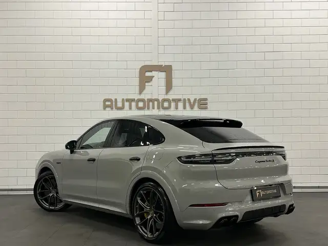Porsche Cayenne view 9