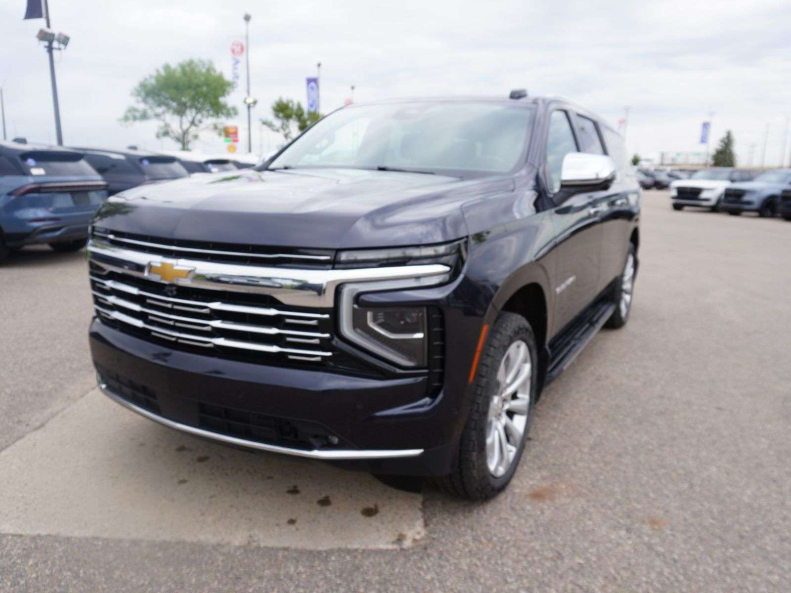 2025 Chevrolet Suburban Premier — photo 1